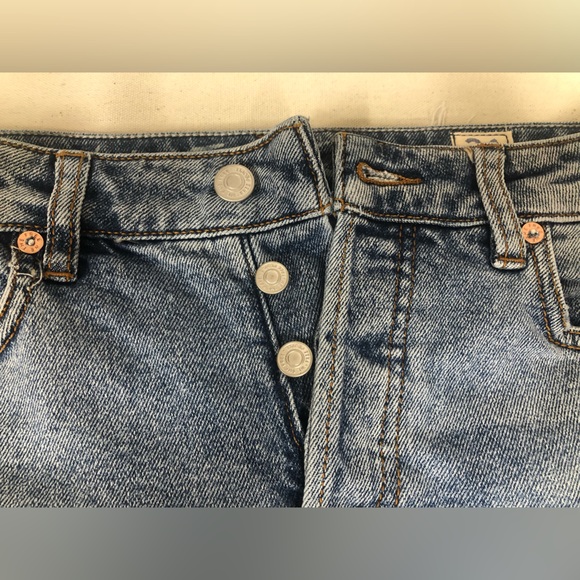 Free people button fly Bermuda boho distressed denim shorts size 26 - Picture 3 of 13